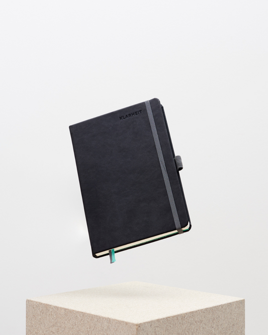 KLARHEIT 8 Hardcover Planer Vorderseite dunkel, 26-Wochen Fokus-System Made in Germany