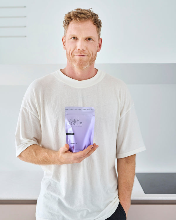 Ein Mann im weißen T-Shirt hält eine Packung DEEP FOCUS